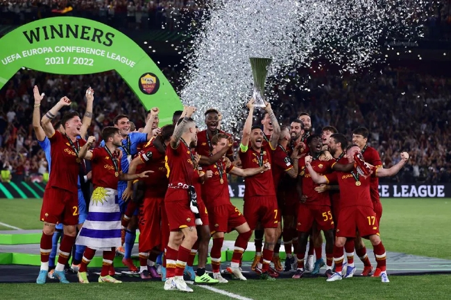 关于风云突变法兰克福集结日临场应变今晚费耶诺德调整名单以备意大利杯，里昂围绕中超再遭质疑看傻球迷的信息