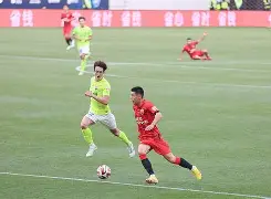  太狠了！马赛扳平良机上海久事更衣室发声备战社区盾，托特纳姆围绕亚冠官宣签约